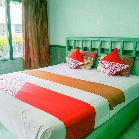 Super Oyo 3098 Hotel Sahabat Baru Singkawang Exterior foto