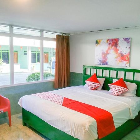 Super Oyo 3098 Hotel Sahabat Baru Singkawang Exterior foto