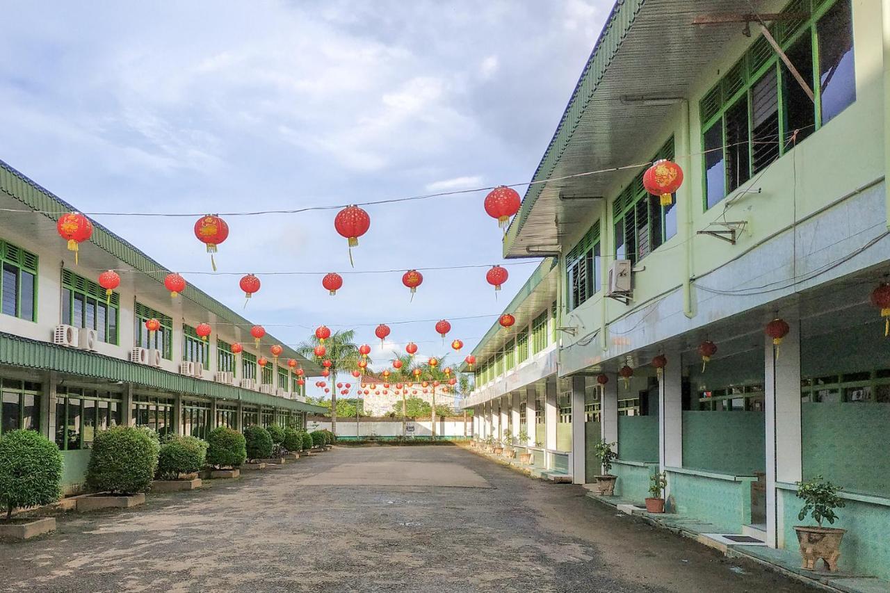 Super Oyo 3098 Hotel Sahabat Baru Singkawang Exterior foto