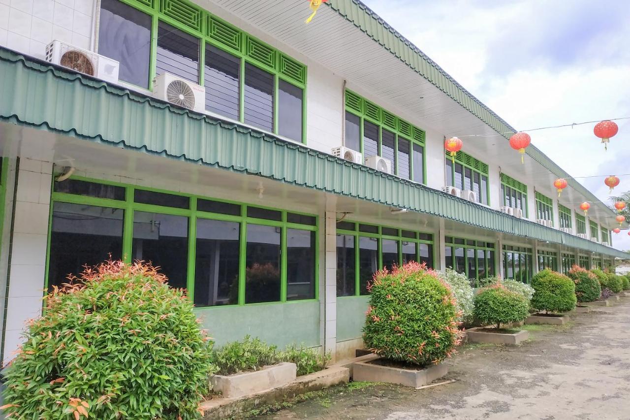 Super Oyo 3098 Hotel Sahabat Baru Singkawang Exterior foto